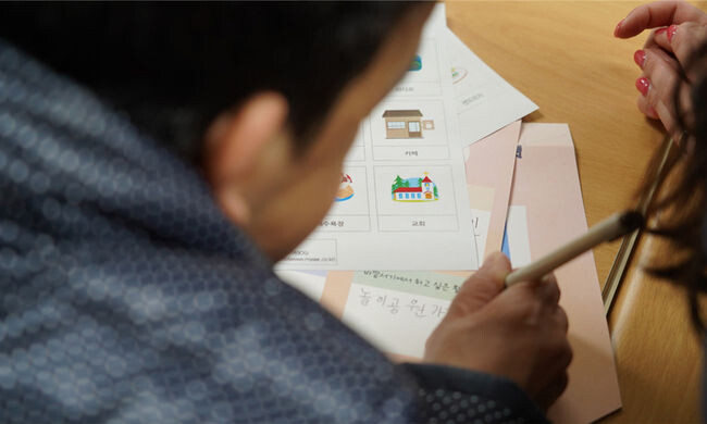 인천장애인주거전환센터와 미추홀장애인복지관, 인천장애인자립생활센터가 함게 진행하는 장애인 자립지원 프로그램 참가자가 하고 싶은 일을 적고 있다.