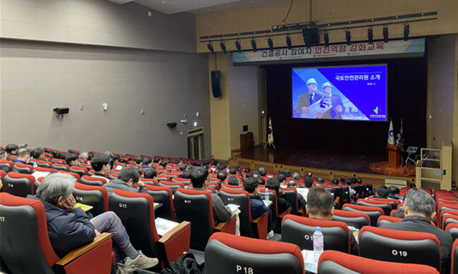 인천광역시(시장 유정복)는 지난 20일 경제자유구역청 대강당에서 건설공사 참여자를 대상으로 &lsquo;건설공사 참여자 안전역량 강화 교육&rsquo;을 실시했다고 밝혔다.&nbsp;