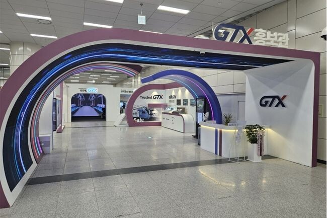 국토교통부는 수도권광역급행철도(GTX) A노선 수서~동탄 구간 개통을 앞두고 이용자의 편의를 돕기 위해 열차 및 역사 이용 등에 대한 다양한 정보를 사전에 안내한다고 밝혔다. GTX 홍보관 전경(수서역) 
