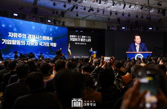 윤석열 대통령은 20일 오후 서울 여의도 63컨벤션센터에서 개최된 &lsquo;제51회 상공의 날 기념식&rsquo; 행사에 참석해 우리나라 경제발전의 주역인 20만 상공인들의 노고를 격려했다.