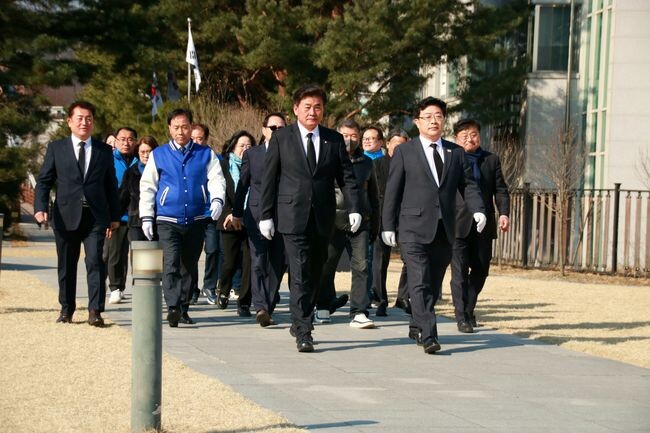 제22대 국회의원선거에 출마하는 더불어민주당 소병훈 후보(경기 광주시 갑)가 21일 오전, 국회의원 후보등록을 완료하고 경안근린공원 내 현충탑을 찾았다.