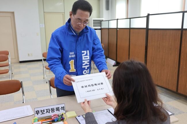 김주영 더불어민주당 김포시갑 국회의원 후보가 21일 김포시갑 선거구 국회의원 후보 등록을 마쳤다.&nbsp;