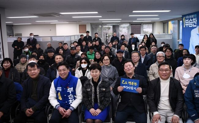 제22대 총선 후보자 등록 첫날인 21일, 부승찬 용인시병 더불어민주당 국회의원 후보가 용인시병 지역구 출마를 위해 수지구선거관리위원회에서 후보자로 등록했다.&nbsp;
