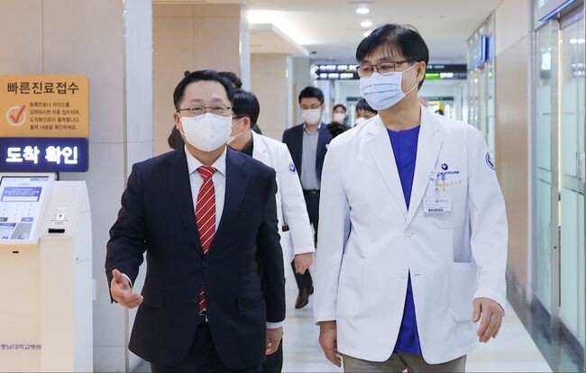 이장우 대전시장은 21일 충남대학교병원 및 건양대학교병원에 방문하여 대전시 관내 상급종합병원 의료 현장 상황을 점검하고, 관계자 의견을 청취했다.