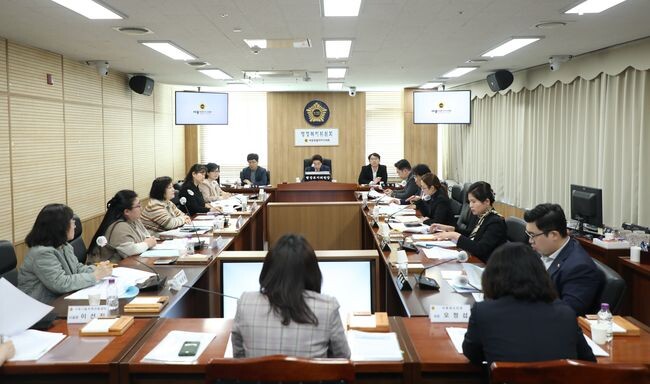 세종특별자치시의회 행정복지위원회(위원장 임채성)는 21일 15시 시의회 행정복지위원회 회의실에서 지역아동센터 연합회와의 간담회를 개최했다.