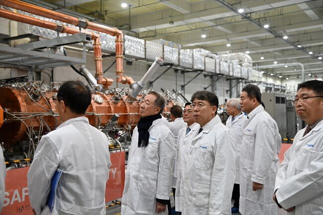 대전시는 21일 장대환 매경미디어그룹 회장을 비롯한 대기업 임원단을 대덕특구 연구 현장에 초청했다. &nbsp;사진은 대기업 임원진 중이온 가속기 연구소 방문 모습.