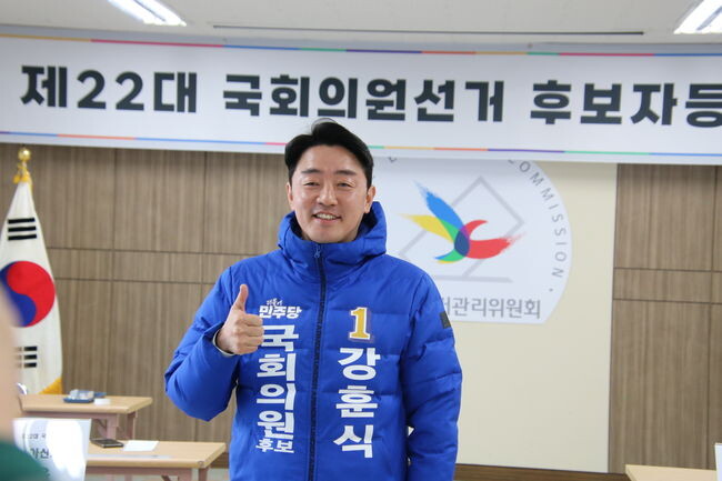 강훈식 의원이 21일 제22대 국회의원 선거에 후보로 등록을 마치고 첫 일정으로 현충사를 참배했다. &nbsp;