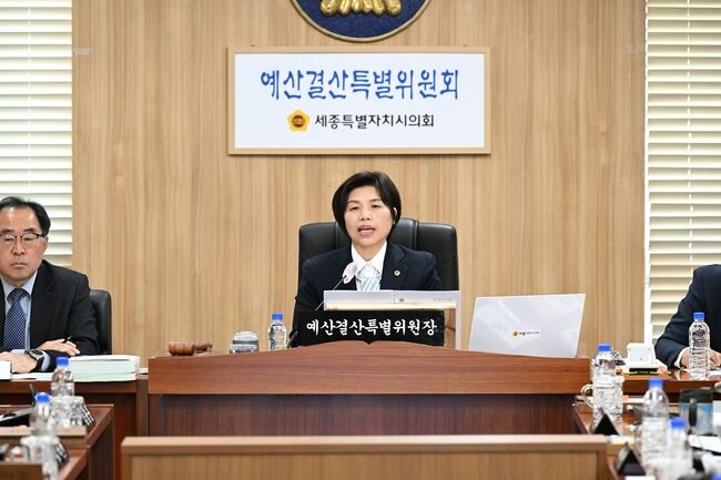 세종특별자치시의회(의장 이순열) 예산결산특별위원회(위원장 김현옥)는 제88회 임시회 기간 중인 18일부터 20일까지, 3일간 예결특위 위원 9명이 참석한 가운데 &lsquo;2024년도 세종특별자치시 제1회 추가경정 예산안 및 기금운용계획변경안&rsquo;에 대해 심도 있는 심사를 했다.