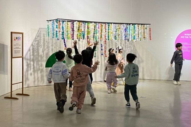 청주시립미술관 오창전시관은 기존 3월 31일까지 운영하기로 했던 어린이 체험전 ‘빛이랑 색이랑 소리랑’을 오는 5월 4일까지 연장 운영한다고 밝혔다.