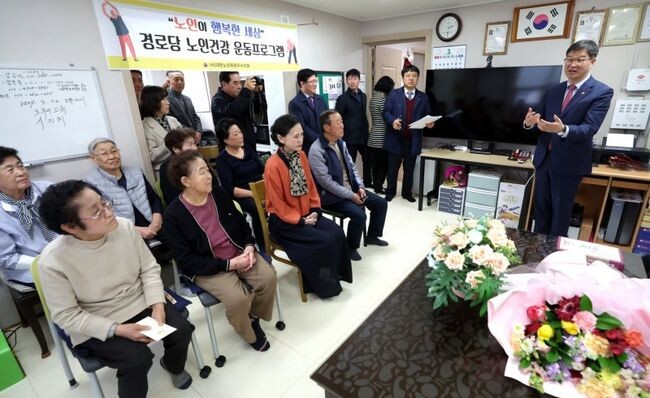 보건복지부 이기일 1차관은 21일 오후 2시에 강원도 원주시 소재 &lsquo;벽산블루밍A경로당&rsquo;을 방문해 경로당 이용 어르신들의 식사 제공 등 건강한 노후생활 현황을 살피고 건의사항을 듣는 시간을 가졌다.&nbsp;