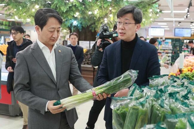 안덕근 산업통상자원부 장관은 2024. 3. 21 오후. 최근 사과, 배 등 과일가격 급등에 따른 민생경제 어려움이 심화됨에 따라 물가 안정을 위한 대형마트 업계의 역할을 당부&rsquo;하기 위해 서울 용산구에 위치한 이마트 용산역점을 방문해, 과일 수급 동향과 애로사항 등을 청취한 후 과일값 안정을 위한 업계의 노력을 당부하고 신선식품 코너를 둘러보고 현장 근무자들을 격려했다.&nbsp;