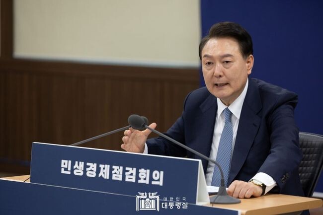 윤석열 대통령이 지난 18일 서초구 농협유통 인재개발원에서 민생경제점검회의를 주재하고 있다.&nbsp;
