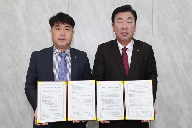 청주시-초록우산어린이재단 충북지역본부 기초학습 지원 협약 사진(왼쪽부터 이형진 초록우산어린이재단 충북지역본부장, 이범석 청주시장)