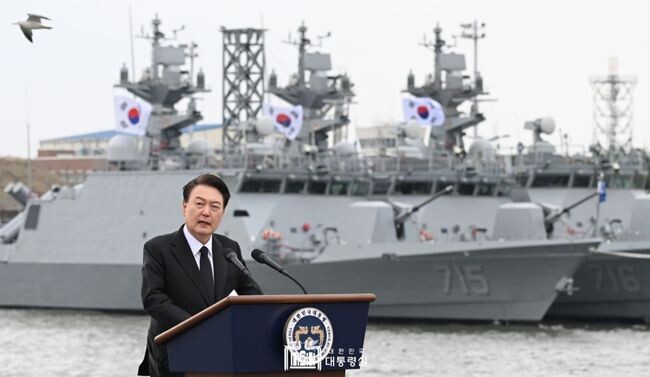 윤석열 대통령은 22일 오후 경기도 평택에 위치한 해군 제2함대사령부에서 열린 제9회 &lsquo;서해수호의 날&rsquo; 기념식에 참석해 서해수호 55영웅을 추모하고, 북한의 위협에 맞서 철통같은 대비태세 유지를 당부했다.
