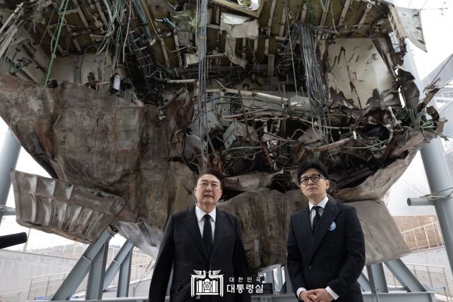 헌화와 참배를 마친 윤석열 대통령이 한동훈 비대위원장과 함께 북의 공격으로 피격된 천안함 선체를 둘러보고 있다.&nbsp;