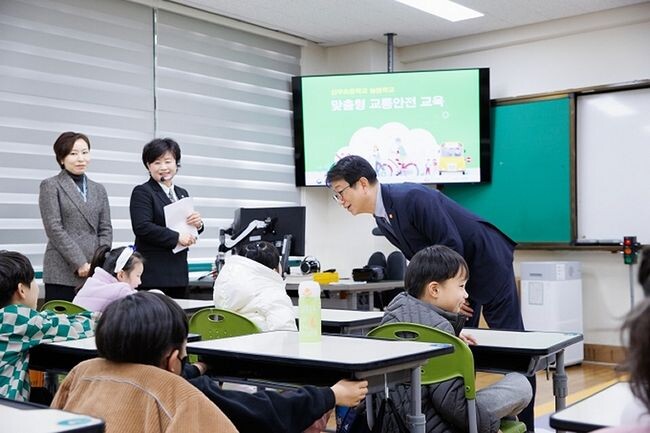 국토교통부 박상우 장관은 3월 22일 오후 서울 신우초등학교(교장 김은숙)를 방문하여 범정부 차원에서 추진 중인 &ldquo;늘봄학교&rdquo; 재능기부를 위한 일일강사로 참여했다.