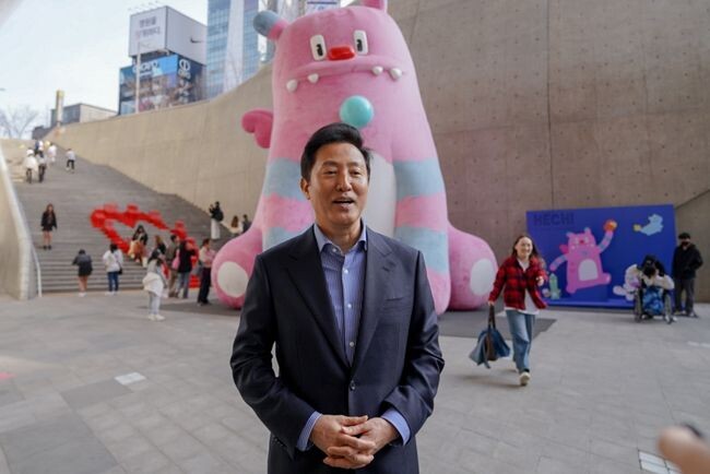 오세훈 서울시장이 23일 개관 10주년을 맞은 동대문디자인플라자(DDP)를 방문해 15년만에 새단장한 해치 대형 아트벌룬 앞에서 DDP 10주년 축하인사를 전하고 있다.&nbsp;