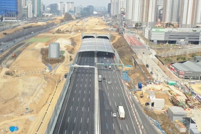 경부고속도로 동탄JCT~기흥동탄IC 구간이 직선·지하화 공사를 마치고 3월 28일 오전 5시 개통한다. 
