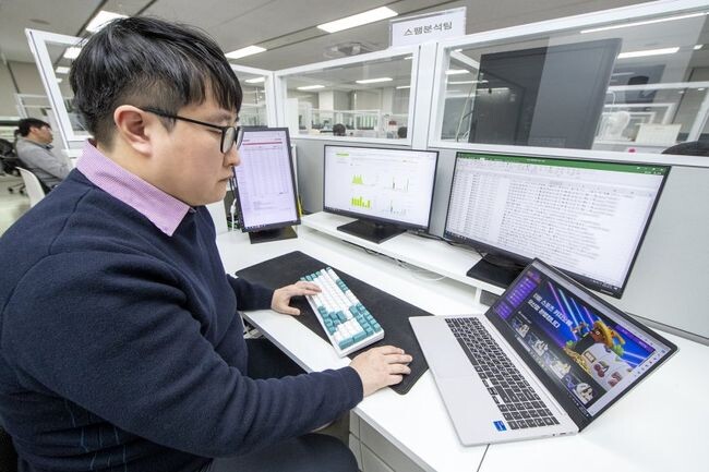 KT가 AI 기술을 이용해 자동으로 스팸 문자를 차단하는 ‘AI 스팸 수신차단 서비스’를 시작한다고 25일 밝혔다. 서울 광화문에 위치한 KT 고객센터에서 직원이 AI 클린 메시징 시스템으로 스팸 메시지를 분석하고 있다.&nbsp;