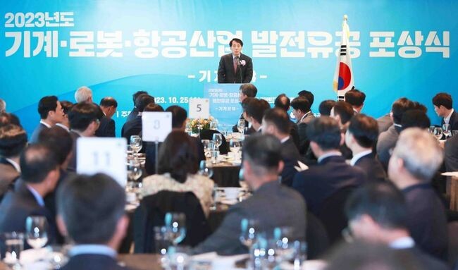 산업통상자원부)는 소재&middot;부품&middot;장비 산업 및 뿌리산업 발전에 기여한 유공자 포상을 위한 '2024년 소재부품장비-뿌리산업 발전 유공 포상 계획'을 '25일 공고하고 4월 25일까지 신청서를 접수한다고 밝혔다. 사진은 지난 해 기계산업분야 발전 유공 포상식 모습.&nbsp;