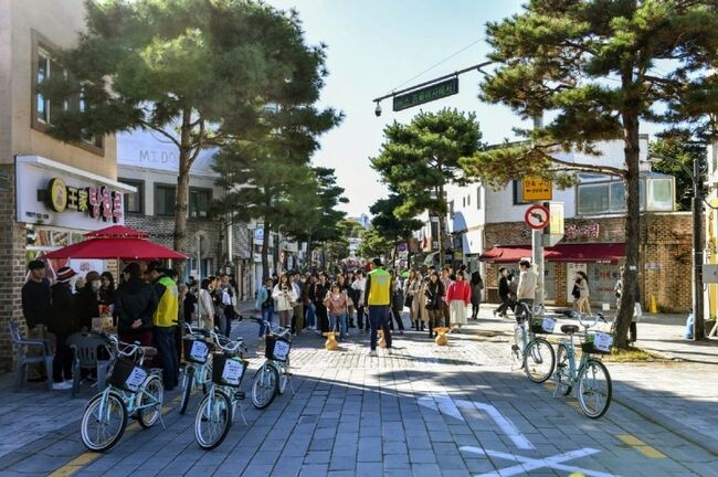 수원시가 시민들에게 생태교통의 필요성을 알리고, 탄소중립을 실현하기 위해 4월부터 11월까지 11개 동 12개소에서 '2024년 새빛 생태교통+ 뉴노멀! '자동차없는날'을 운영한다고 밝혔다.