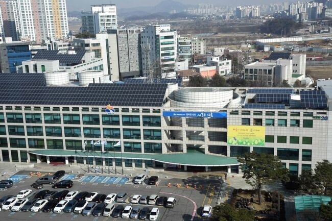 시흥시는 내구연한 15년 미만인 가스열펌프 냉난방기에서 배출되는 대기오염물질을 줄이기 위해 저감장치 부착 비용의 90％를 지원한다고 25일 밝혔다.