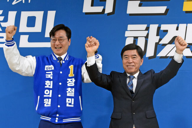 25일(월) 오전 더불어민주당 대전 동구 장철민 후보와 당내 경쟁자였던 황인호 전 청장이 만나 민주당의 승리를 위해 원 팀(One-Team)으로 힘을 모으겠다며 총선 승리를 다짐했다.