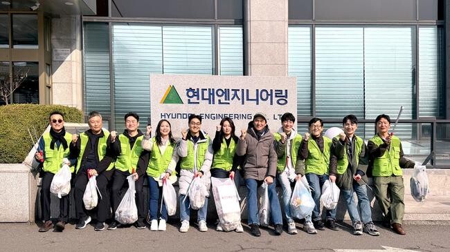 현대엔지니어링(대표이사 홍현성)이 현대엔지니어링 계동 사옥이 있는 서울시 종로구 북촌 일대에서 배우 김석훈과 함께 환경 정화 봉사활동을 실시했다고 26일(화) 밝혔다.