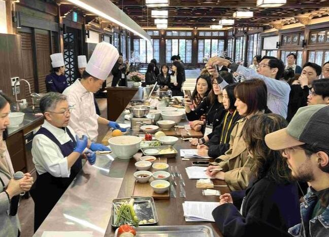 한국의 발효음식 워크숍을 진행 중인 조희숙 셰프&nbsp;