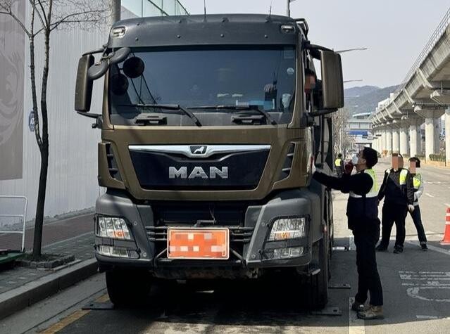 의정부시는 포트홀 등 도로 파손의 주범이 되는 '과적 차량'을 3월부터 6월까지 집중단속한다.