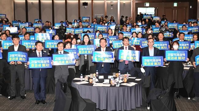 수원시는 25일 시청 로비에서 통합민원팀 공직자와 베테랑팀장 등 11명으로 구성된 '악성민원 신속대응팀' 발대식을 열었다.