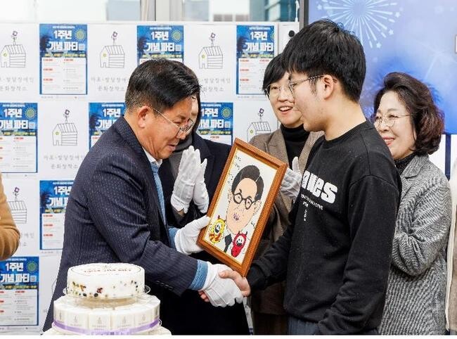 마포구(구청장 박강수)가 2024년 서울시 '약자와의 동행 자치구 지원사업' 공모에 두 개 사업이 선정돼 사업비 총 1억 3천만 원을 확보하는 쾌거를 이뤘다.