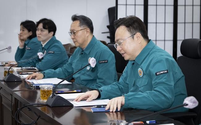 정부는 26일 오전 8시 30분 조규홍 본부장 주재로 의사 집단행동 중앙사고수습본부 제22차 회의를 개최하고, 현장 전공의, 의대생, 의대 교수 보호를 위한 보호신고센터 운영을 강화하기로 했다. 