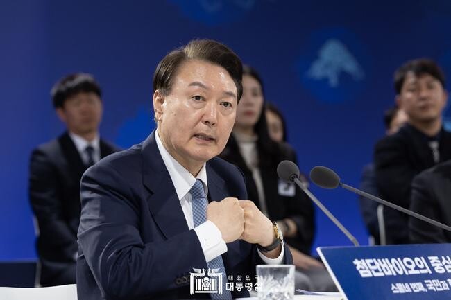 윤석열 대통령은 26일 오후 충북 청주에서 &lsquo;첨단바이오의 중심에 서다, 충북&rsquo;을 주제로 스물네 번째 &nbsp;'국민과 함께하는 민생토론회'를 개최했다.&nbsp;