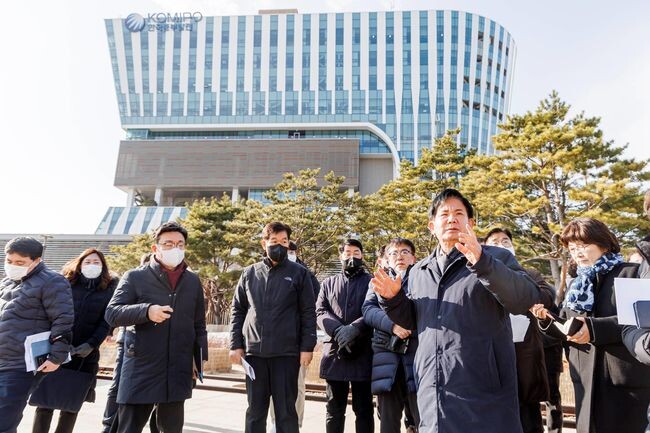 지난해 당인동 화력발전소 현장을 찾아 개발 방향을 논의 중인 박강수 마포구청장