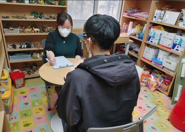 사례관리사와 상담하는 청소년