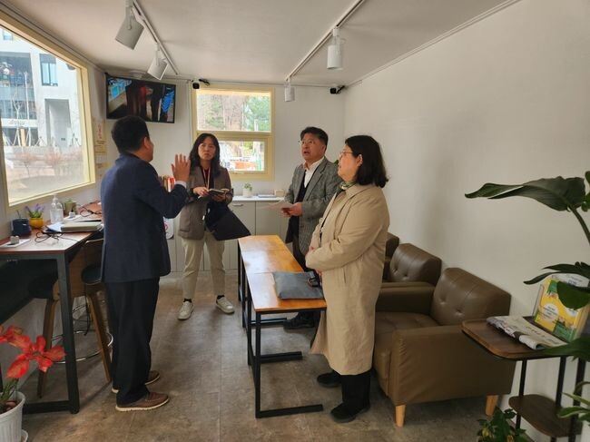 지난 26일 수원시 관계자들이 이동노동자 쉼터 운영 노하우를 배우고자 광명시를 찾았다