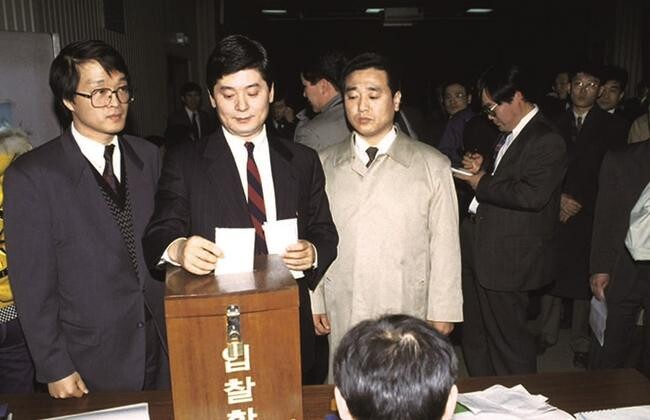 1994년 공개입찰을 통해 한국이동통신 인수에 참여하는 모습