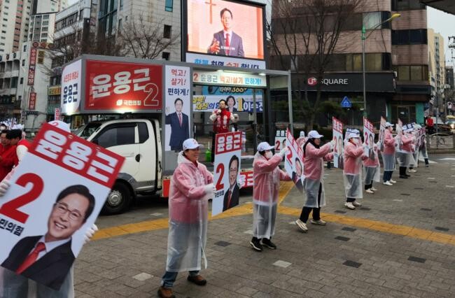 윤용근 국민의힘 중원구 국회의원 후보는 28일 오전 7시 대원터널 앞에서 비가 오는 와중에도 모든 선거사무원과 자원봉사자들이 모여서 선거운동 첫 날을 시작했다.