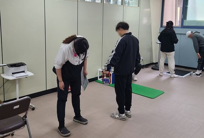 2024년 부천시 청원경찰 채용 응시자들이 무료 체력측정을 진행하고 있다.