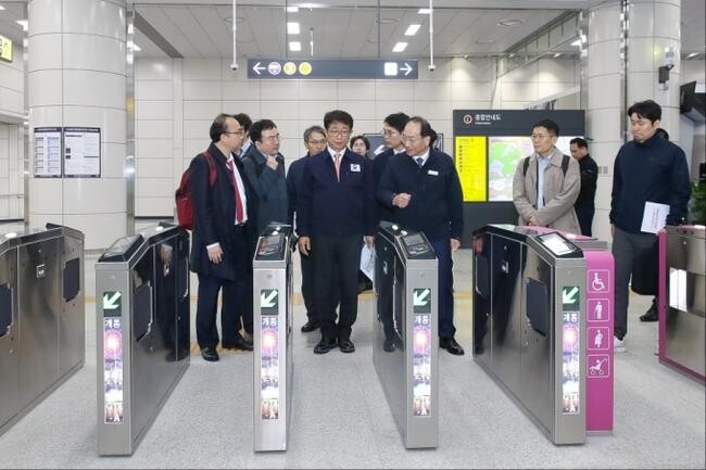 박상우 국토교통부 장관은 28일 오후 1시 GTX-A 수서역에서 국가철도공단, 한국철도공사, 에스알, SG레일, 운영사 등 모든 기관이 참여한 가운데 안전과 편의성 등을 최종 점검했다.