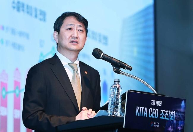 안덕근 산업통상자원부 장관은 2024. 3. 29(금) 07:30 서울 삼성동 인터콘티넨탈호텔 하모니볼룸에서 윤진식 한국무역협회장을 비롯한 협회 회원사 대표 등 관계자 200여명이 참석한 가운데 열린 「한국무역협회 CEO 조찬 강연회」에 참석해, ‘수출 7천억불 달성과 新산업정책 2.0’이라는 주제로 기조강연을 했다. 