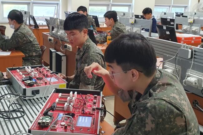 지난해 한국폴리테대학 성남캠퍼스에서 운영한 ‘기술직무 체험의 날’에 참여한 공군 제10전투비행단 소속 장병들이 사물인터넷(IoT) 기초 실습 체험을 하고 있다.