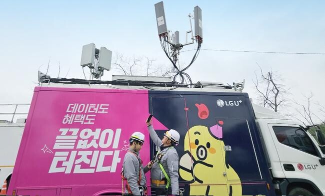 LG유플러스가 전국 봄꽃 축제 현장에서 고객들이 안정적인 통신 서비스를 이용할 수 있도록 사전 준비를 마쳤다. 사진은 여의도 봄꽃축제에 앞서 LG유플러스 임직원이 이동차량 기지국 앞에서 네트워크를 점검하는 모습.&nbsp;