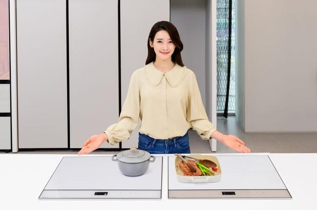 삼성전자 모델이 신제품을 소개하는 모습 