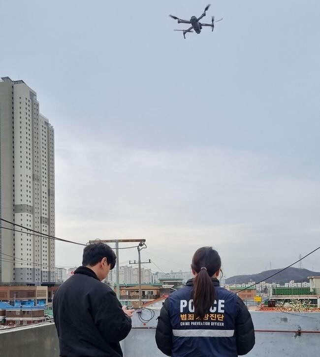 부평구(구청장 차준택)는 지난 25일 관계기관과 함께 드론을 활용해 산곡6구역 재개발사업 대상지에서 범죄 및 안전사고 예방 활동을 실시했다.