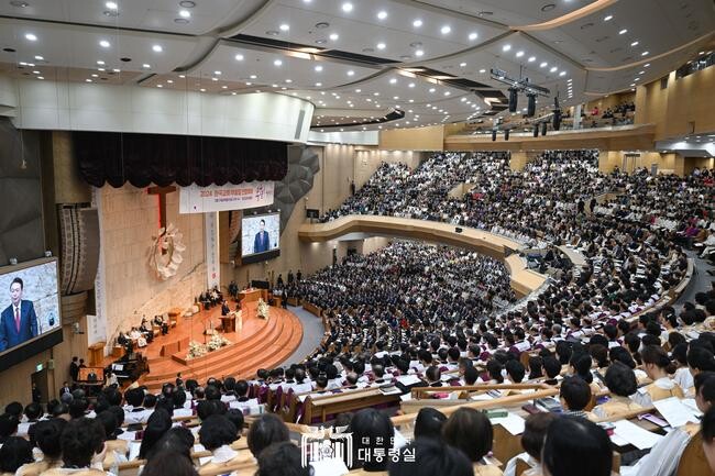 윤석열 대통령은 지난 3월 31일 오후 서울 강동구 명성교회에서 개최된 &lsquo;한국교회 부활절 연합예배&rsquo;에 참석했다.&nbsp;