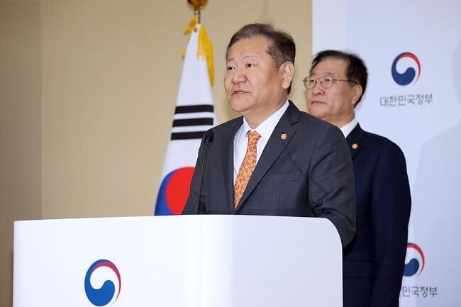 이상민 행정안전부 장관과 박성재 법무부 장관이 지난 달 28일 오전 세종시 정부세종청사 중앙동에서 제22대 국회의원선거 대국민 담화문을 발표하고 있다.&nbsp;
