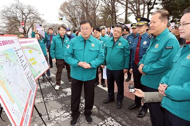 이상민 행정안전부 장관이 30일 오전 서울 여의도 봄꽃축제가 열리는 현장을 방문하여 인파관리 및 교통통제 등 안전관리대책 상황 전반을 점검하고 있다.&nbsp;