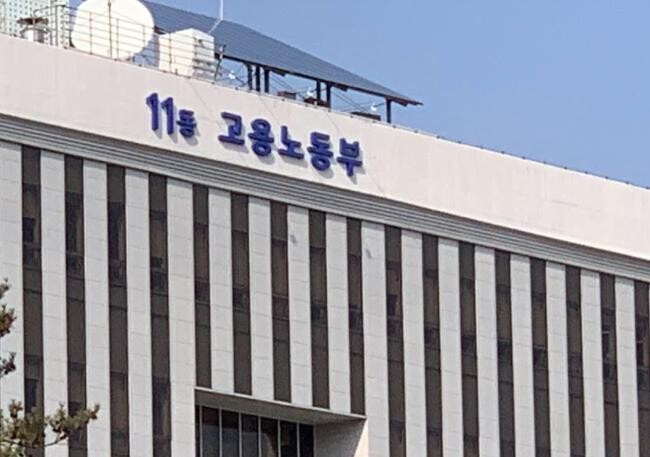 근로복지공단과 속초시는 중소기업 근로자 복지증진 일환으로 워케이션(Workcation) 사업 활성화를 위한 업무협약(MOU)을 체결하고 4월1일부터 근로자 휴양콘도 이용이 가능하다고 밝혔다.&nbsp;